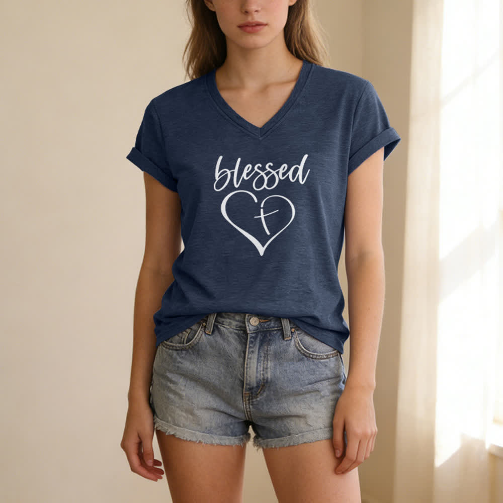 T-shirt da donna con scollo a V e stampa "Blessed Love Cross Jesus Has My Back" Christianartworkshop. - image 17