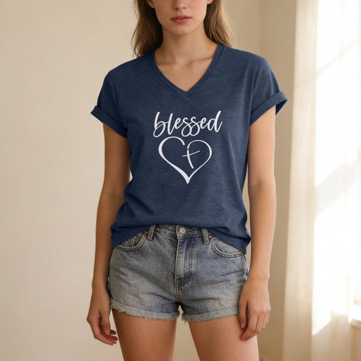T-shirt da donna con scollo a V e stampa "Blessed Love Cross Jesus Has My Back" Christianartworkshop. - image 17
