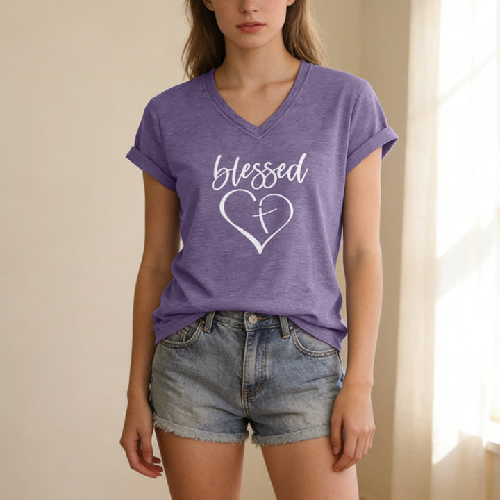 T-shirt da donna con scollo a V e stampa "Blessed Love Cross Jesus Has My Back" Christianartworkshop. - image 25