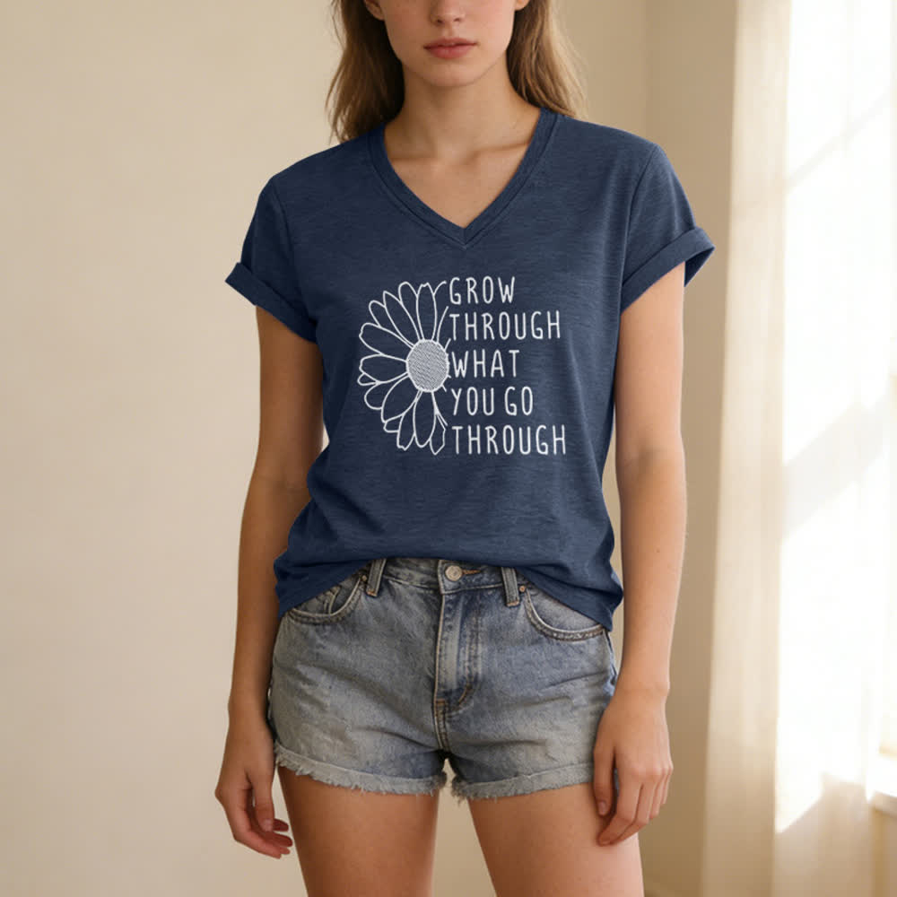 Maglietta con scollo a V da donna "Grow Through What You Go Through" di Christianartworkshop - image 17