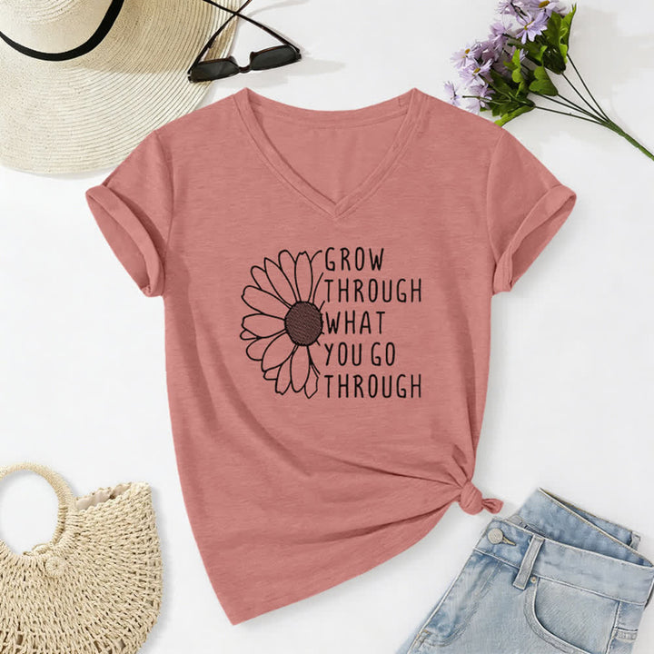 Maglietta con scollo a V da donna "Grow Through What You Go Through" di Christianartworkshop - Rosa chiaro - 2XL - image 18
