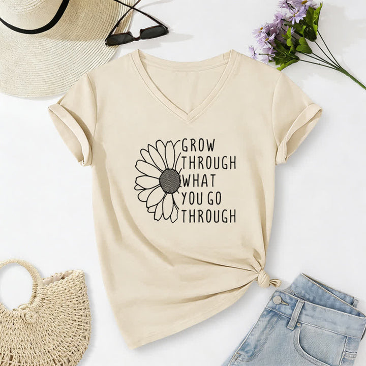 Maglietta con scollo a V da donna "Grow Through What You Go Through" di Christianartworkshop - Beige - 2XL - image 8