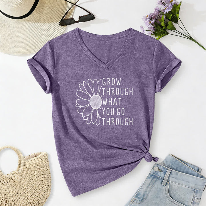 Maglietta con scollo a V da donna "Grow Through What You Go Through" di Christianartworkshop - Viola - 2XL - image 24