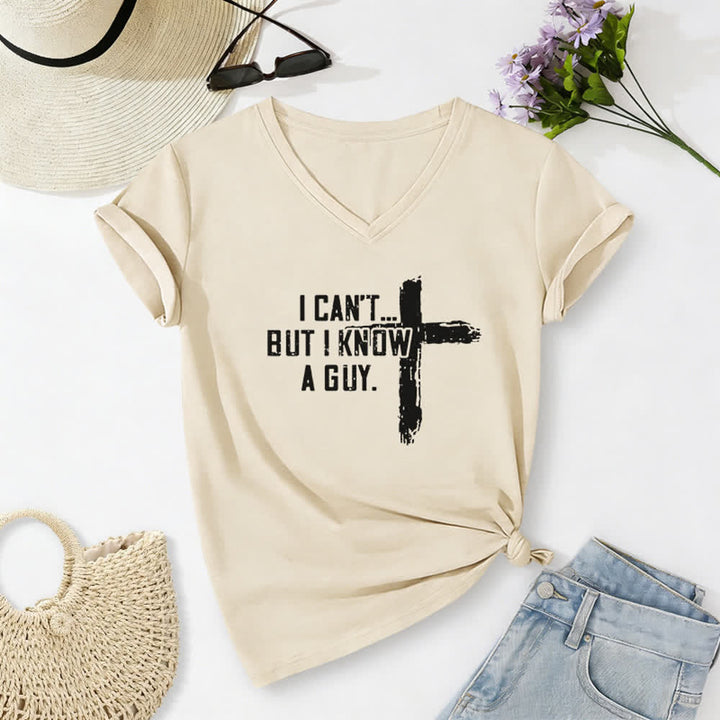 T-shirt da donna con scollo a V "I Can't But I Know A Guy Faith Print" Christianartworkshop - Beige - 2XL - image 0