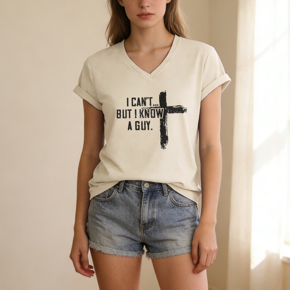 T-shirt da donna con scollo a V "I Can't But I Know A Guy Faith Print" Christianartworkshop - image 1