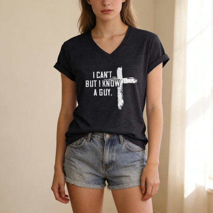 T-shirt da donna con scollo a V "I Can't But I Know A Guy Faith Print" Christianartworkshop - image 3