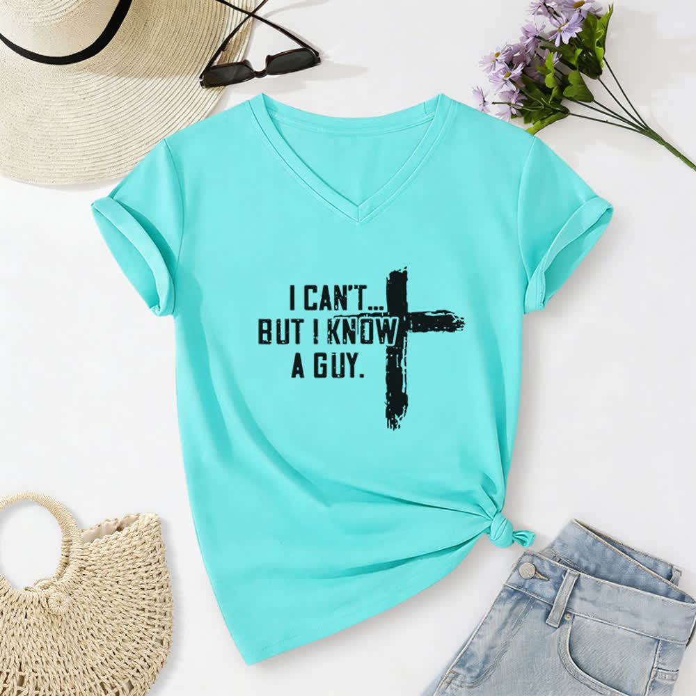 T-shirt da donna con scollo a V "I Can't But I Know A Guy Faith Print" Christianartworkshop - Blu celeste - 2XL - image 14