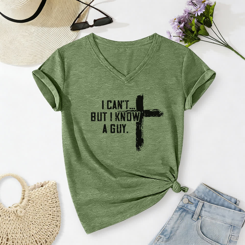 T-shirt da donna con scollo a V "I Can't But I Know A Guy Faith Print" Christianartworkshop - Verde oliva - 2XL - image 10