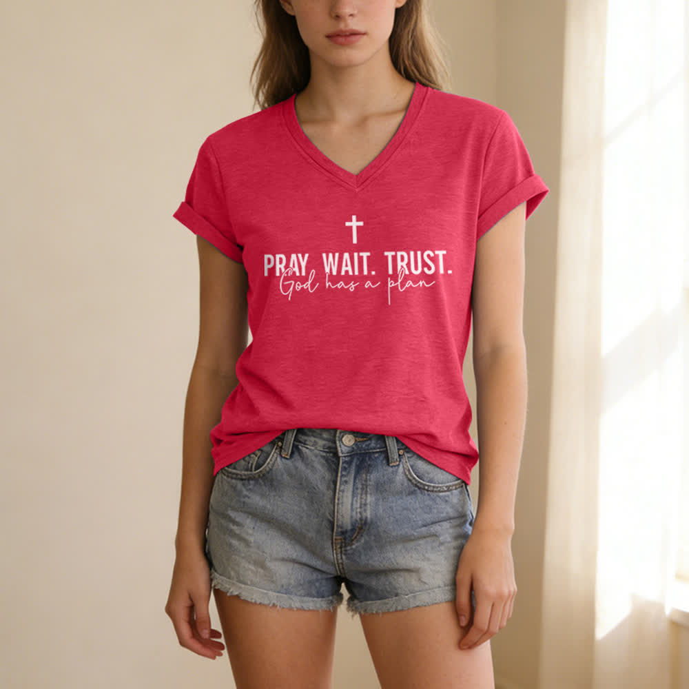 Maglietta da donna con scollo a V "Pray Wait Trust God Has a Plan" Christianartworkshop - image 1