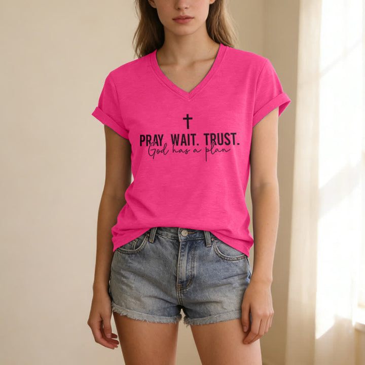 Maglietta da donna con scollo a V "Pray Wait Trust God Has a Plan" Christianartworkshop - image 23