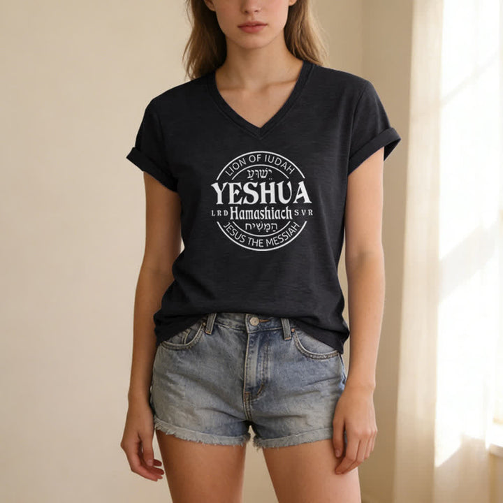 T-shirt casual da donna con scollo a V e stampa del Leone di Giuda Yeshua Christianartworkshop - image 3
