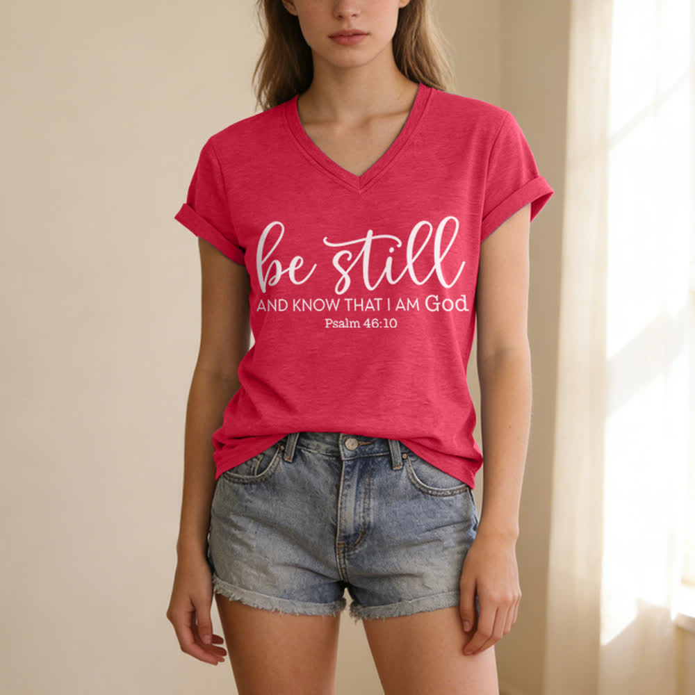 T-shirt casual da donna con scollo a V "Be Still And Know That I Am God" Christianartworkshop - image 21