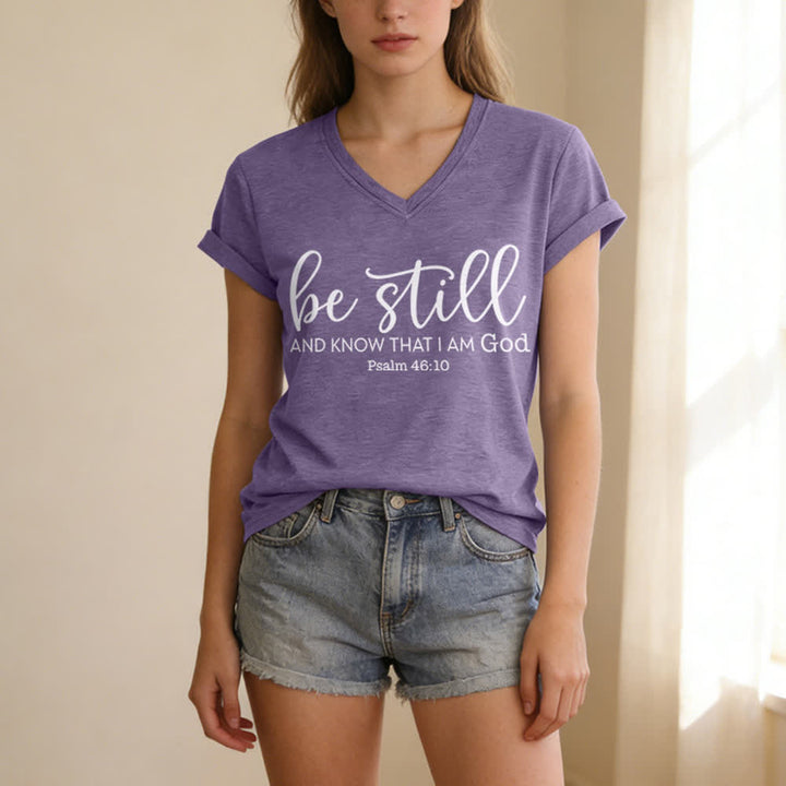T-shirt casual da donna con scollo a V "Be Still And Know That I Am God" Christianartworkshop - image 25