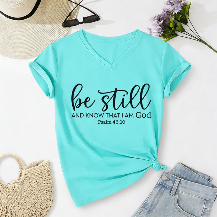 T-shirt casual da donna con scollo a V "Be Still And Know That I Am God" Christianartworkshop - Blu celeste - 2XL - image 14