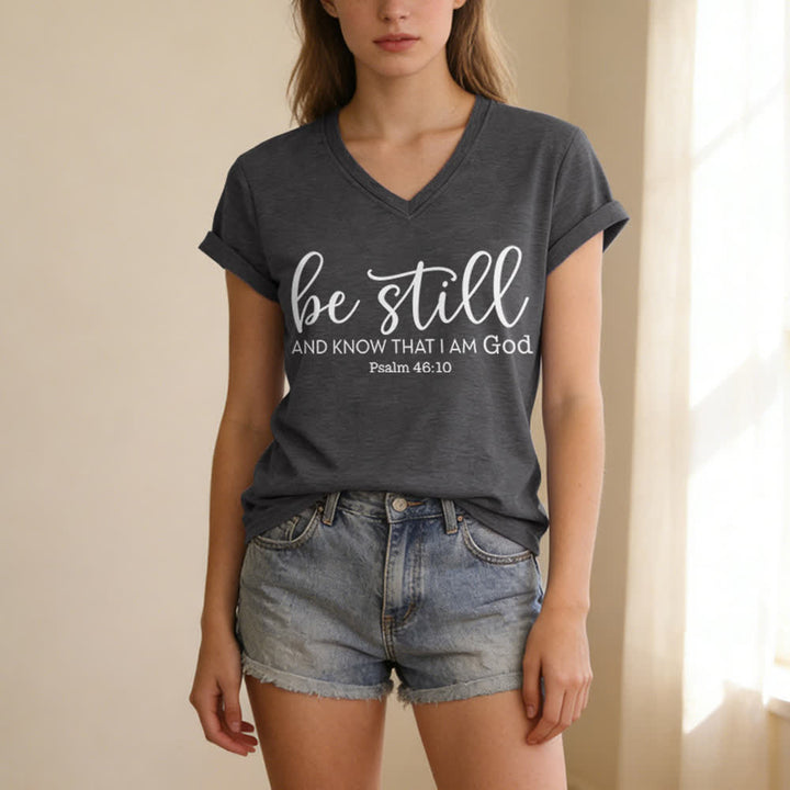 T-shirt casual da donna con scollo a V "Be Still And Know That I Am God" Christianartworkshop - image 7