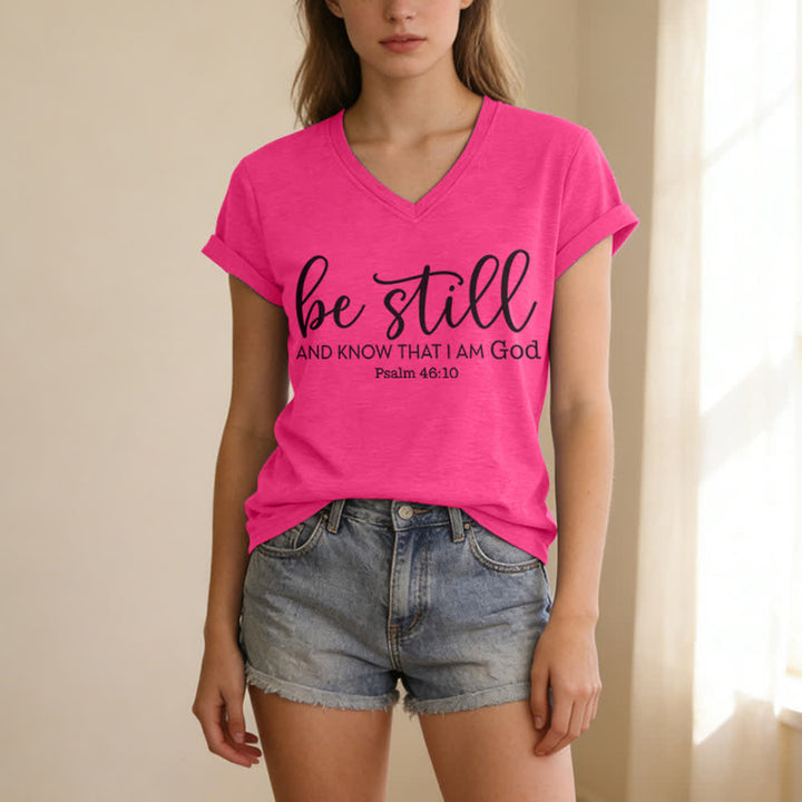 T-shirt casual da donna con scollo a V "Be Still And Know That I Am God" Christianartworkshop - image 23