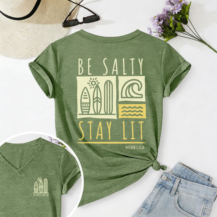 T-shirt casual da donna con scollo a V e stampa "Be Salty Stay Lit" Christianartworkshop. - Verde oliva - 2XL - image 30