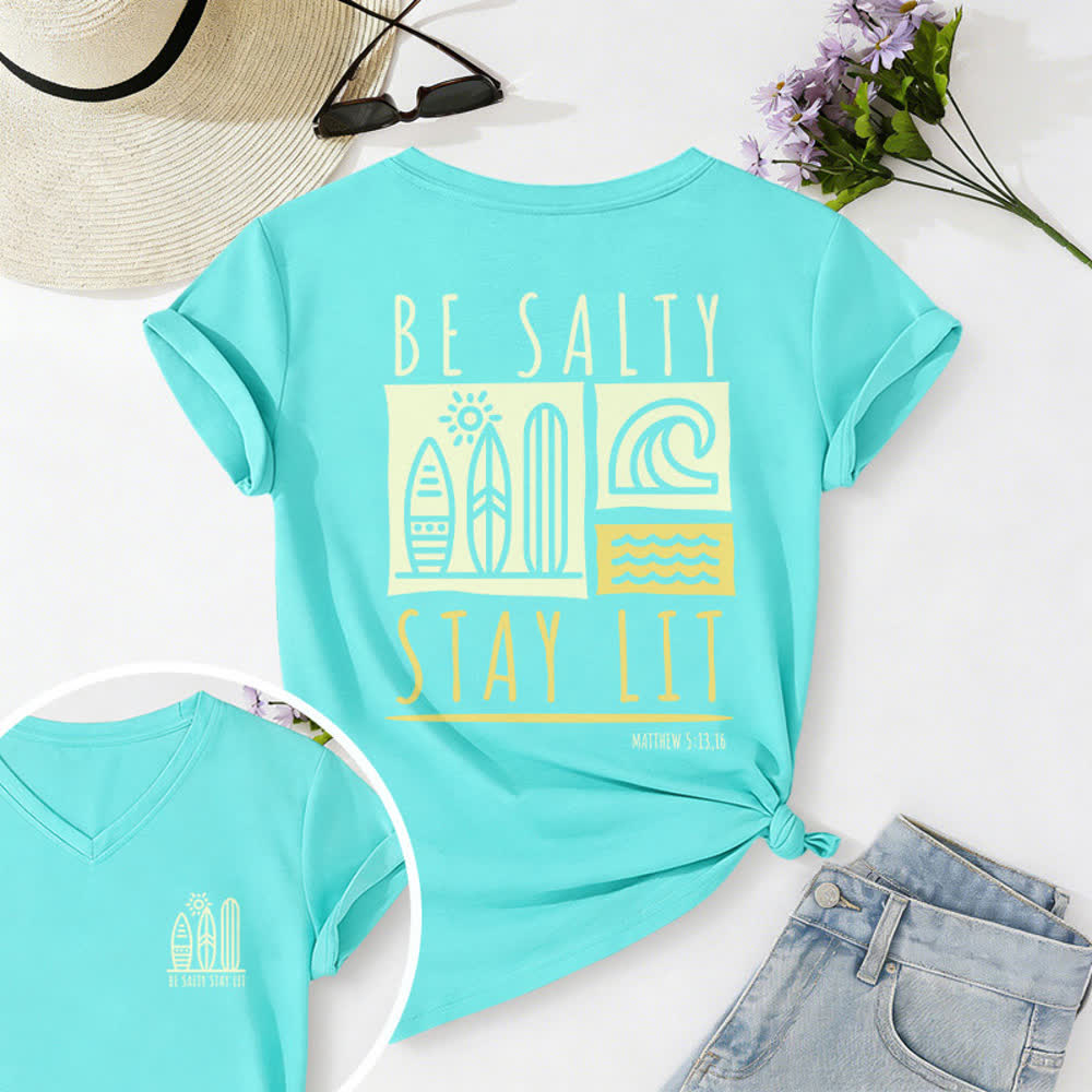T-shirt casual da donna con scollo a V e stampa "Be Salty Stay Lit" Christianartworkshop. - Blu celeste - 2XL - image 40