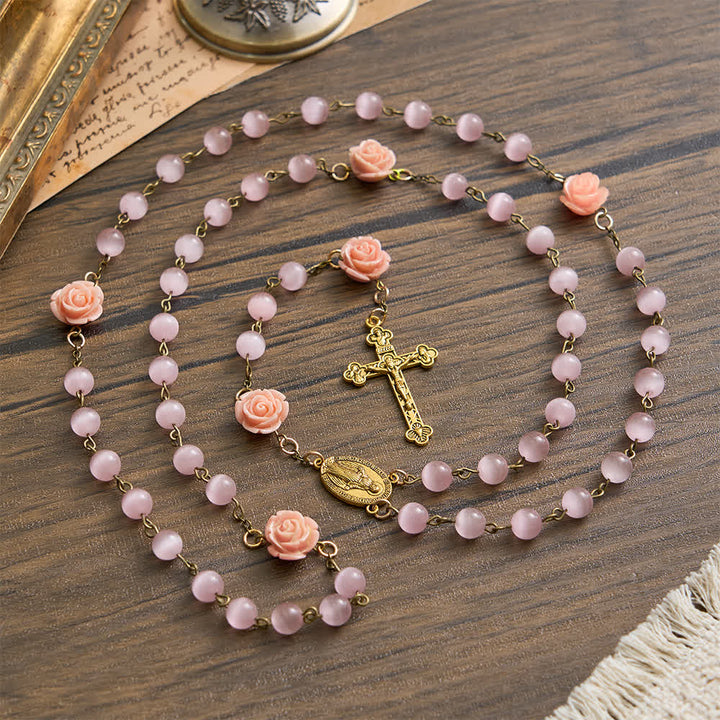 Christianartworkshop Rosario luminoso in occhio di gatto rosa con rose per la devozione mariana - Nostra Signora e il Crocifisso - image 0