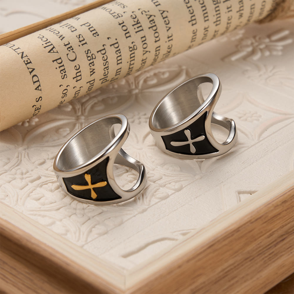 Christianartworkshop Anello apribottiglie a croce classico con opzioni bicolore e design a fascia aperta: un emblema di devozione senza tempo. - image 1
