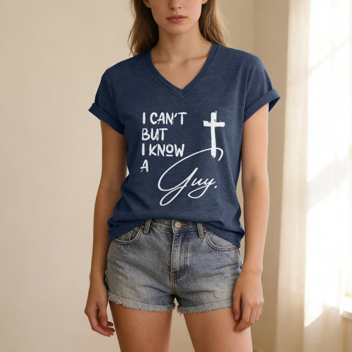 Maglietta con scollo a V "I Can't But I Know A Guy Print" Christianartworkshop - image 17