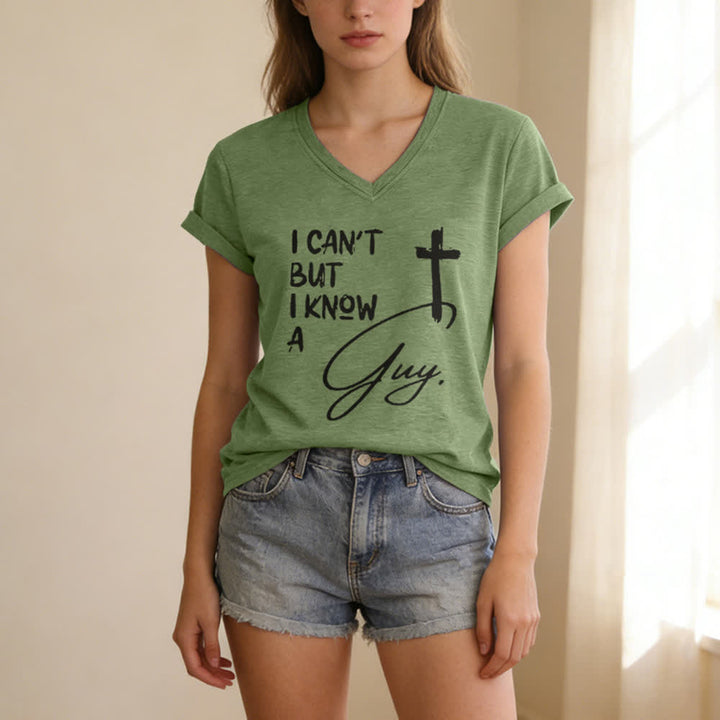 Maglietta con scollo a V "I Can't But I Know A Guy Print" Christianartworkshop - image 11