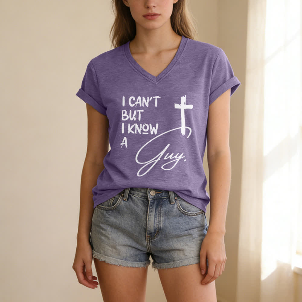 Maglietta con scollo a V "I Can't But I Know A Guy Print" Christianartworkshop - image 25