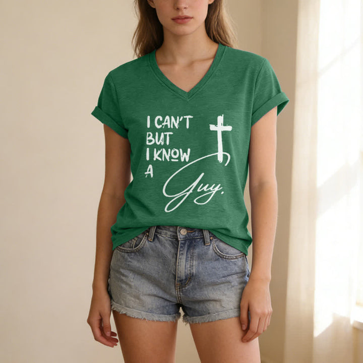 Maglietta con scollo a V "I Can't But I Know A Guy Print" Christianartworkshop - image 13
