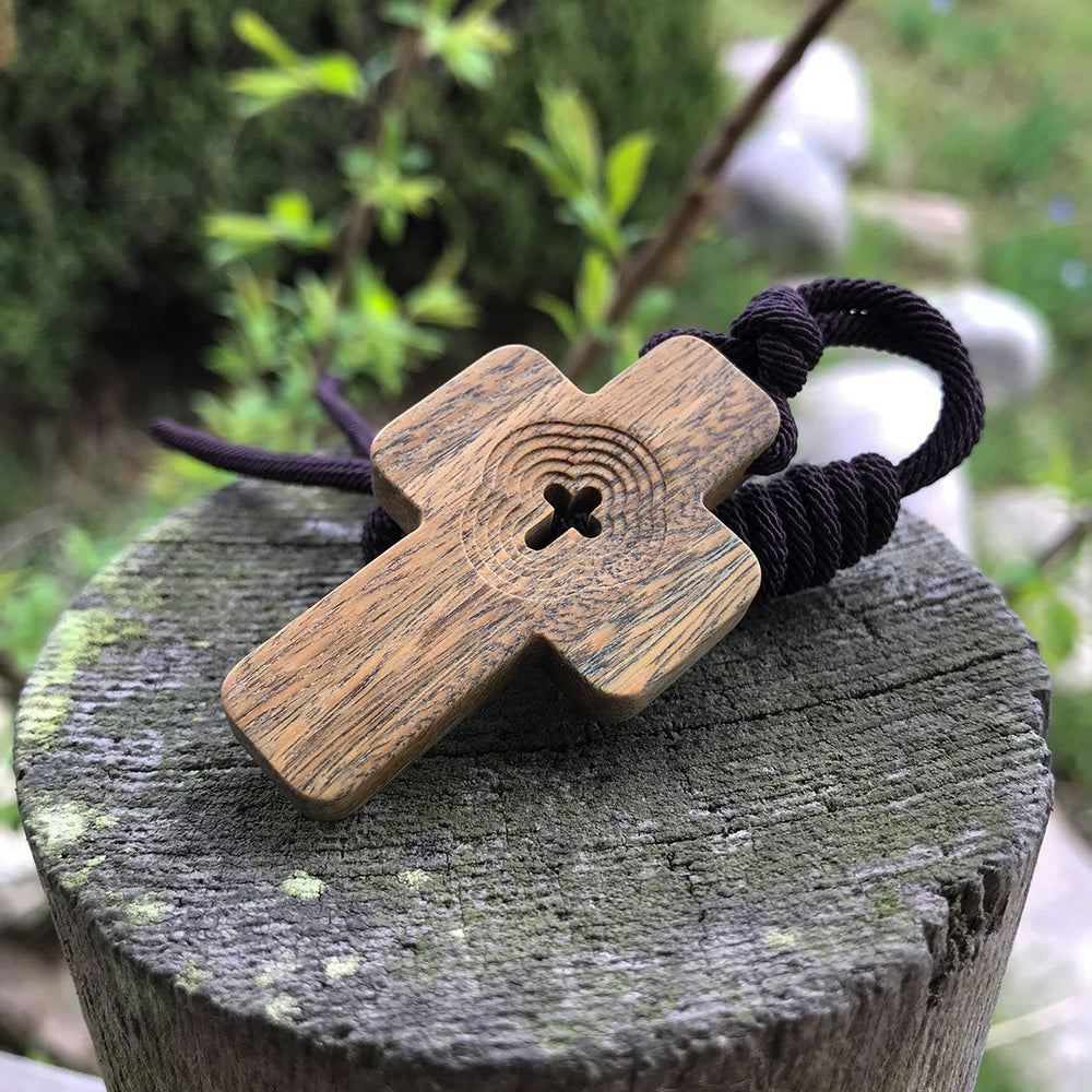 Christianartworkshop Collana con ciondolo a croce in legno di sandalo verde con intaglio centrale: un simbolo di grazia naturale - image 1