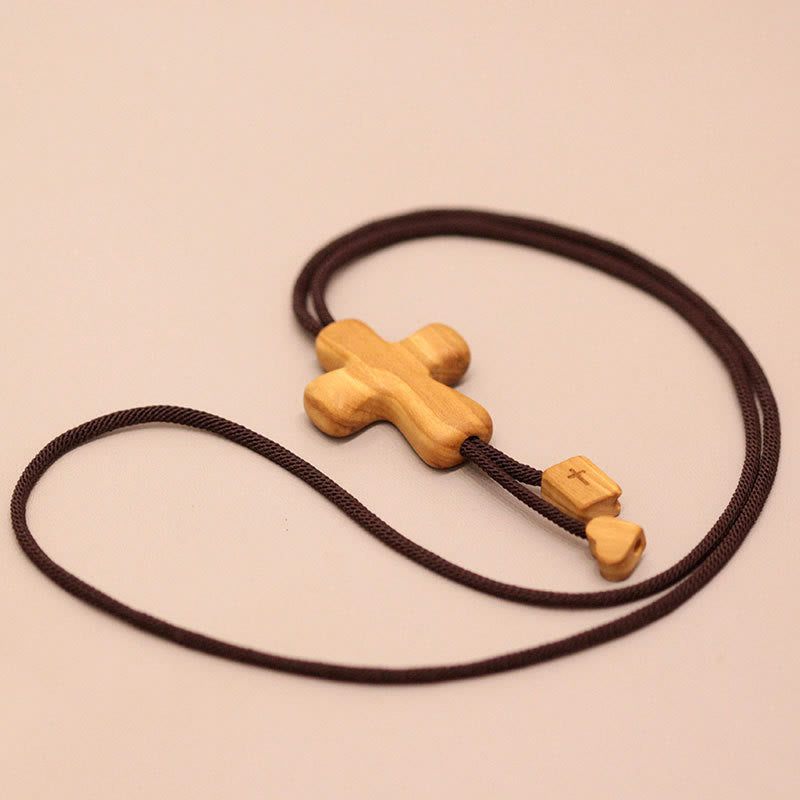 Christianartworkshop Elegante collana con ciondolo a croce in legno d'ulivo e dettagli incisi: un emblema di devozione incrollabile. - Legno d'ulivo - image 0