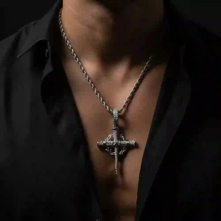 Collana con croce a chiodo e corona di spine in zirconi pavé Christianartworkshop : un promemoria dell'amore divino - image 1