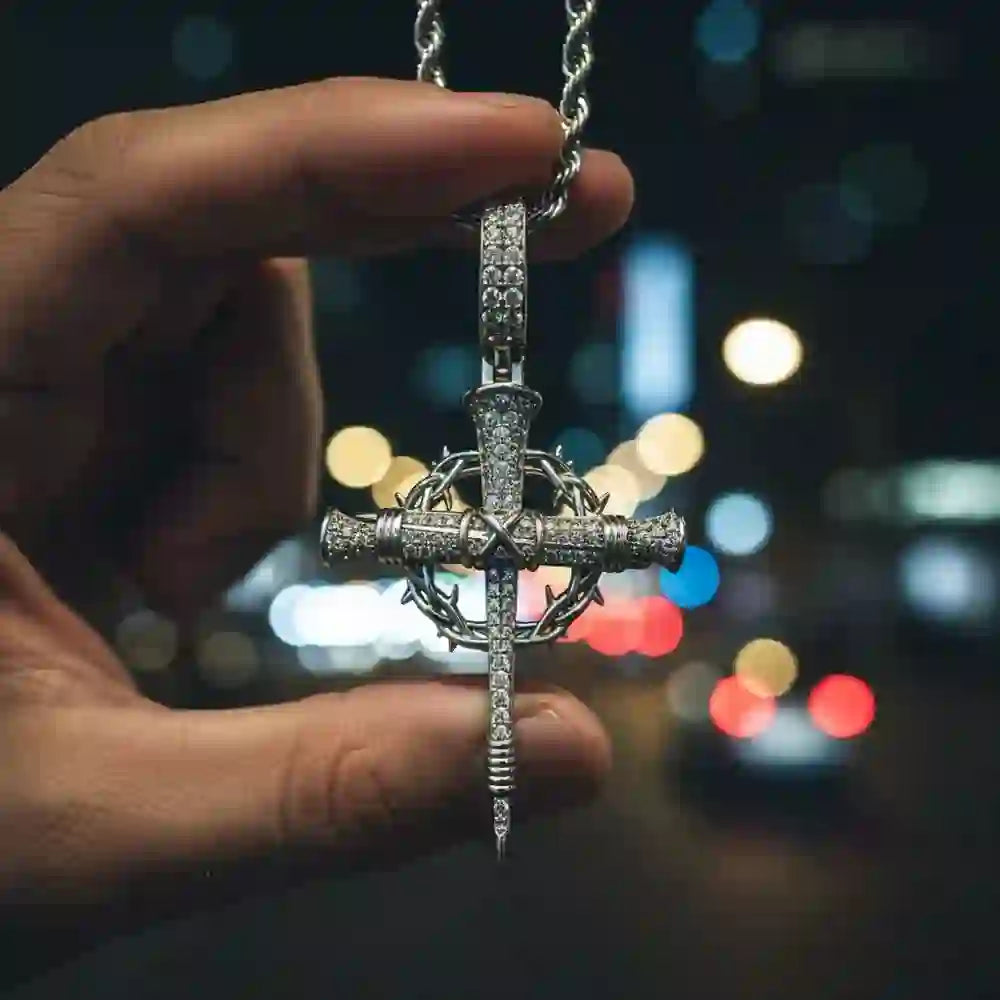 Collana con croce a chiodo e corona di spine in zirconi pavé Christianartworkshop : un promemoria dell'amore divino - Croce con chiodo di spina A - image 0