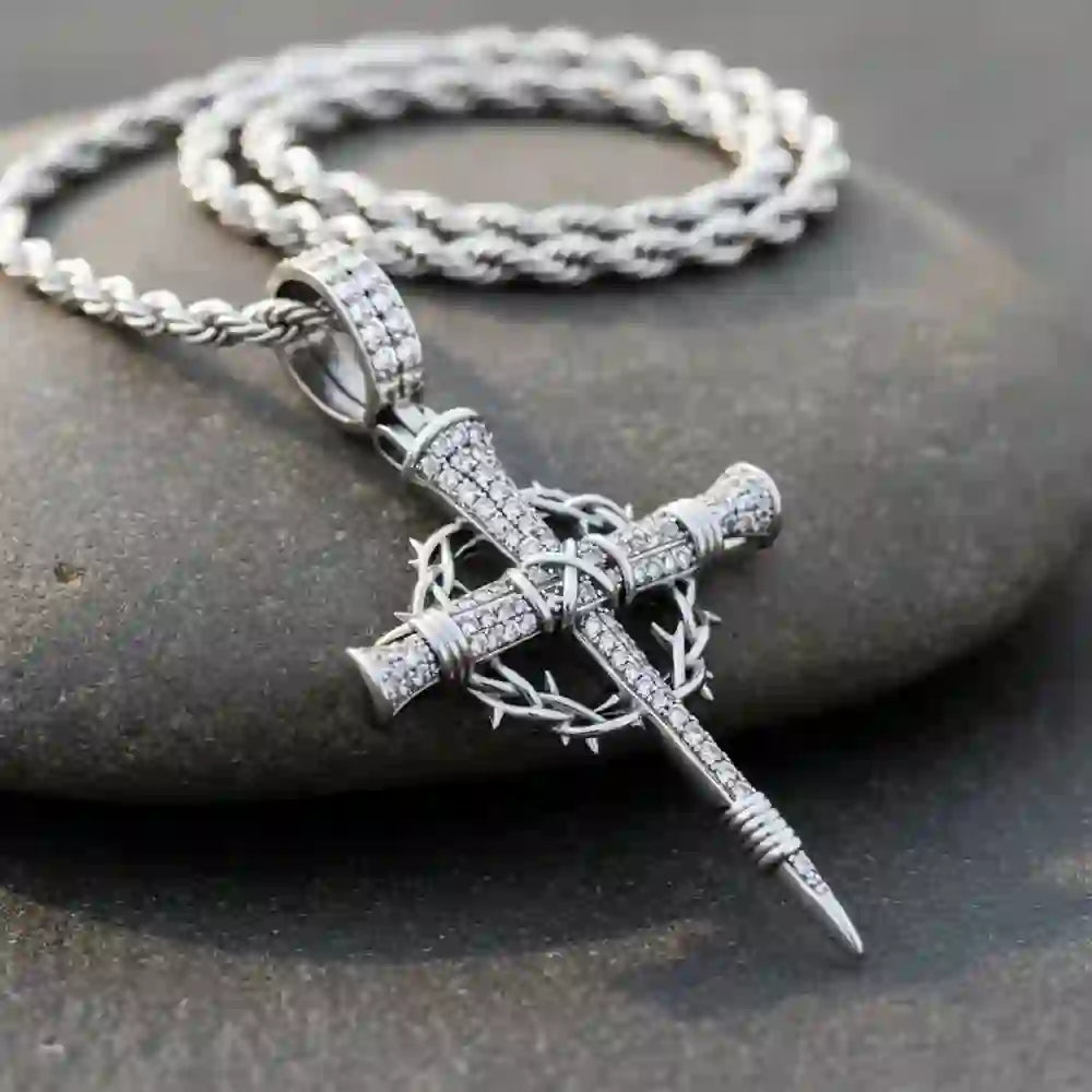 Collana con croce a chiodo e corona di spine in zirconi pavé Christianartworkshop : un promemoria dell'amore divino - image 2