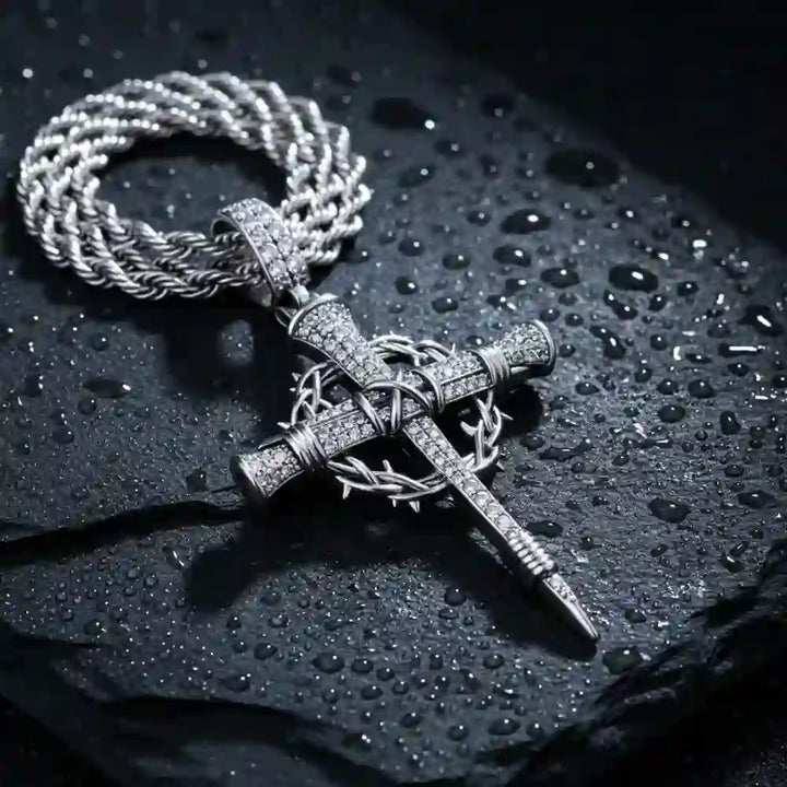 Collana con croce a chiodo e corona di spine in zirconi pavé Christianartworkshop : un promemoria dell'amore divino - image 3