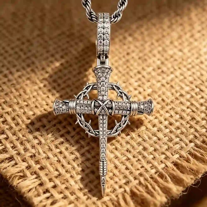 Christianartworkshop Collana con croce a chiodo e corona di spine, tempestata di zirconi: un ricordo dell'amore divino - image 4