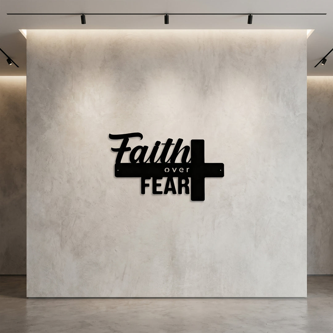 Christianartworkshop Decorazione murale in metallo con croce "Fede contro la paura": una potente dichiarazione di fede. - image 2