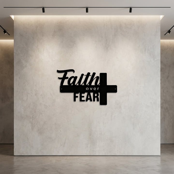 Christianartworkshop Decorazione murale in metallo con croce "Fede contro la paura": una potente dichiarazione di fede. - image 2
