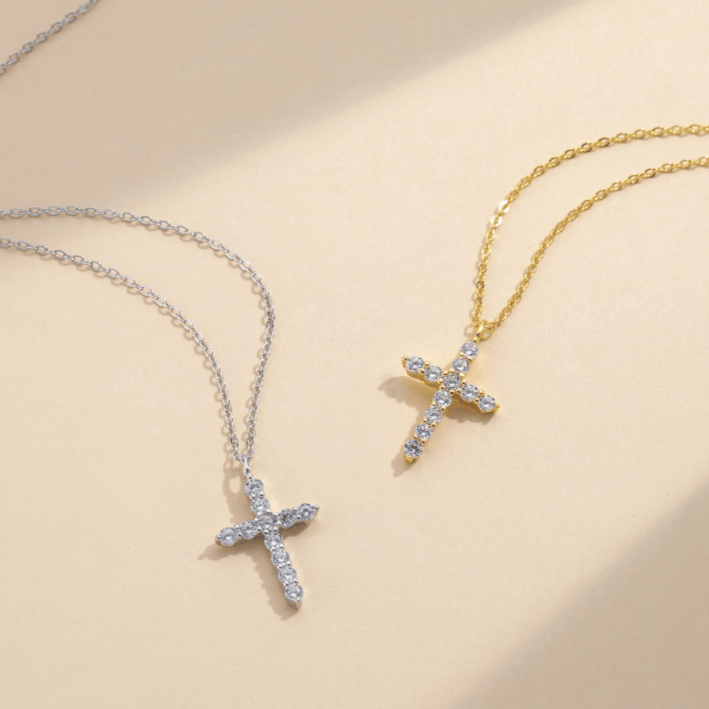 Christianartworkshop Collana minimalista con croce in zirconi nei toni dell'oro e dell'argento: un promemoria della sottile grazia divina - image 1