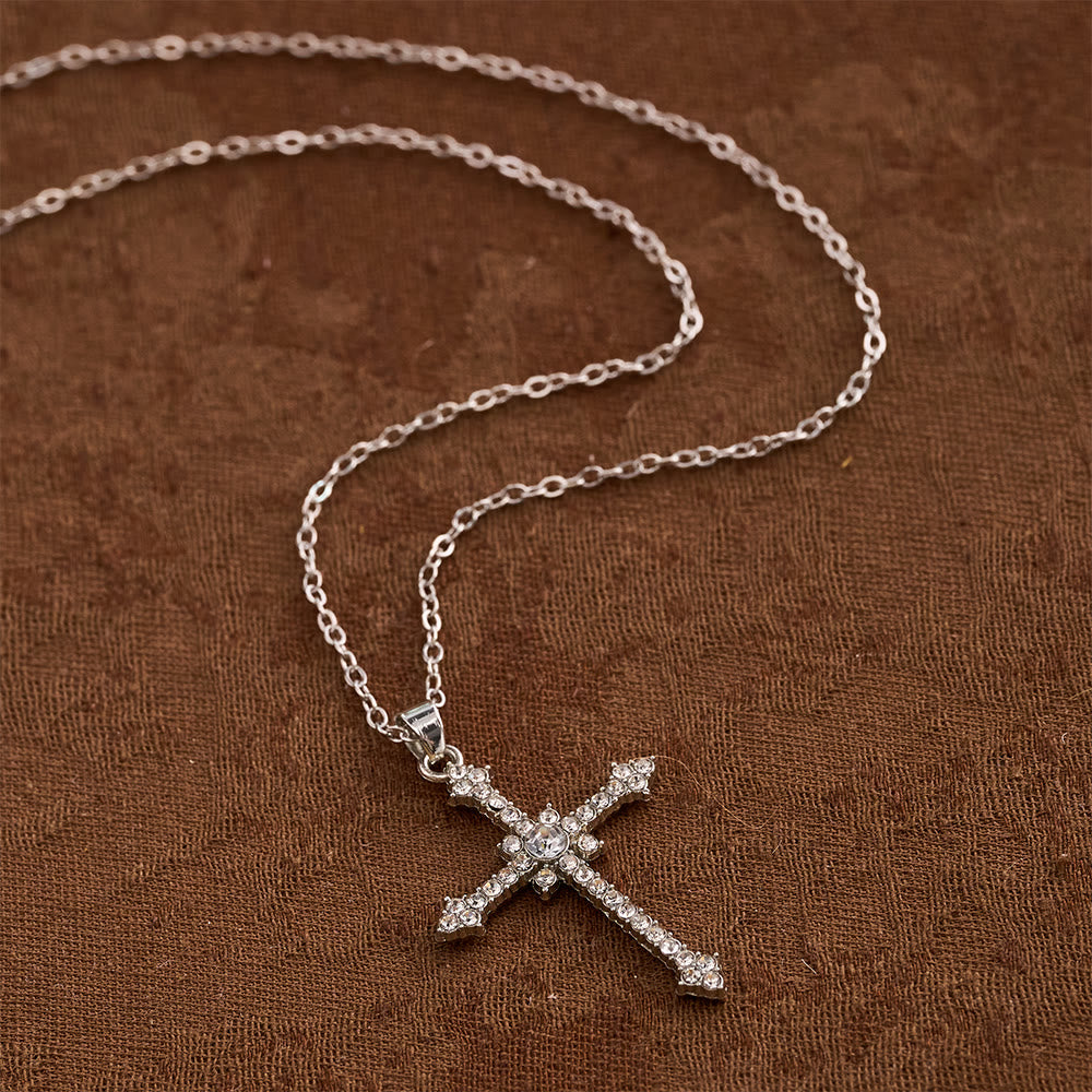 Christianartworkshop Elegante collana con pendente a croce tempestato di zirconi e pietra centrale: un emblema di serena devozione. - image 1