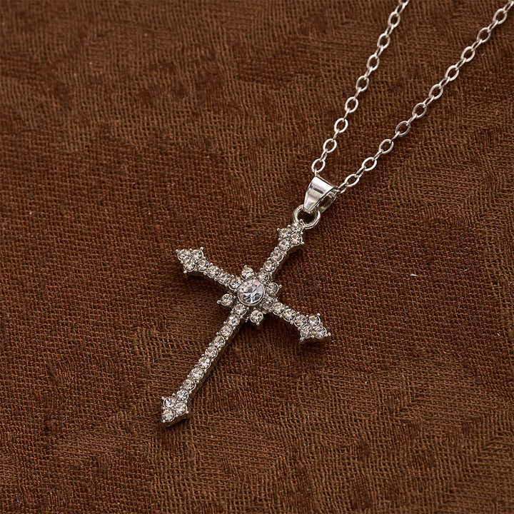 Christianartworkshop Elegante collana con pendente a croce tempestato di zirconi e pietra centrale: un emblema di serena devozione. - Attraverso - image 0