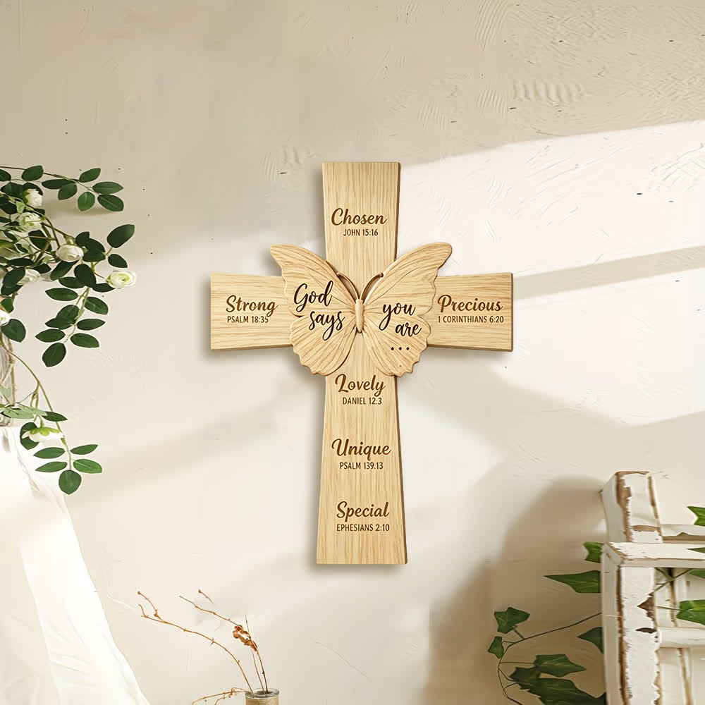 Christianartworkshop Decorazione murale rustica religiosa in legno con la scritta "Dio dice che tu sei" e una farfalla. - image 1