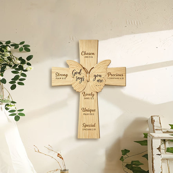 Christianartworkshop Decorazione murale rustica religiosa in legno con la scritta "Dio dice che tu sei" e una farfalla. - image 1