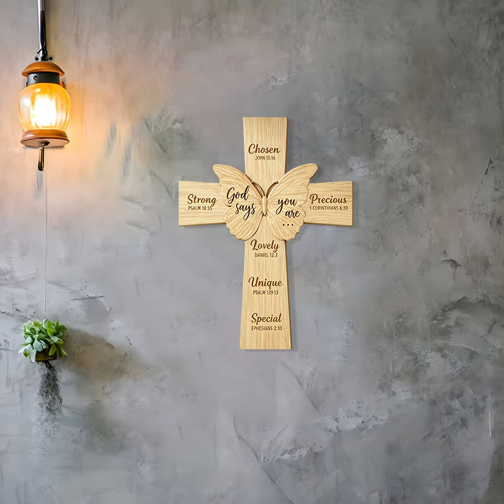 Christianartworkshop Decorazione murale rustica religiosa in legno con la scritta "Dio dice che tu sei" e una farfalla. - image 2