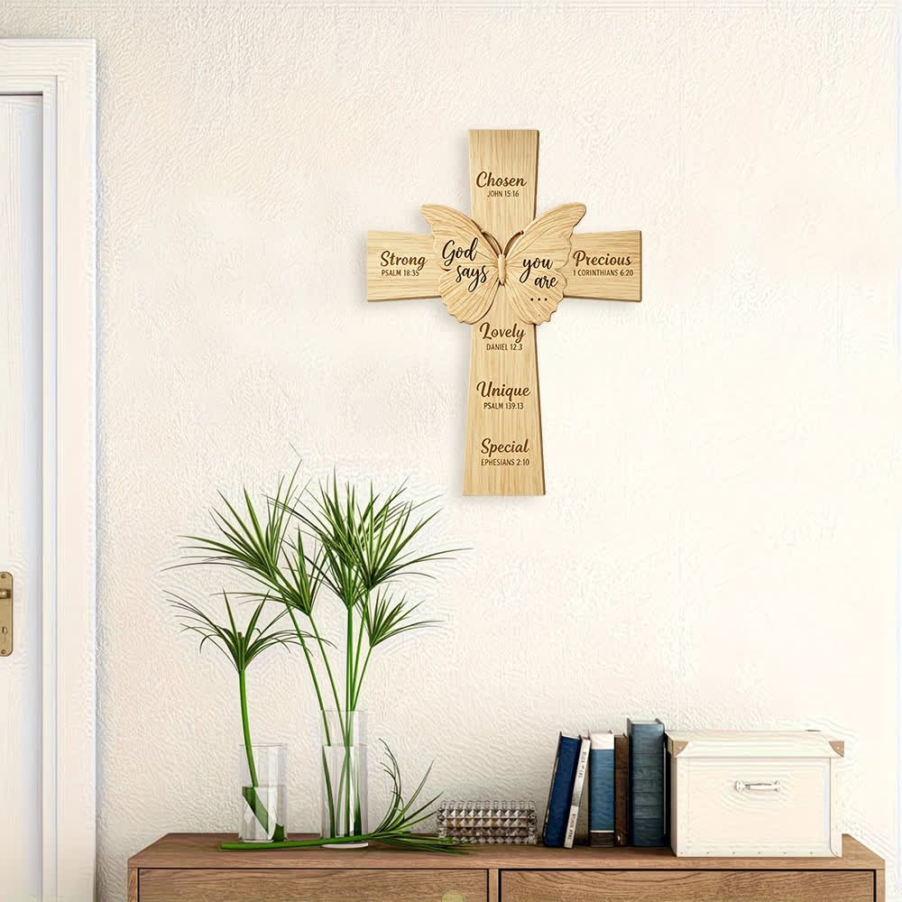 Christianartworkshop Decorazione murale rustica religiosa in legno con la scritta "Dio dice che tu sei" e una farfalla. - image 3
