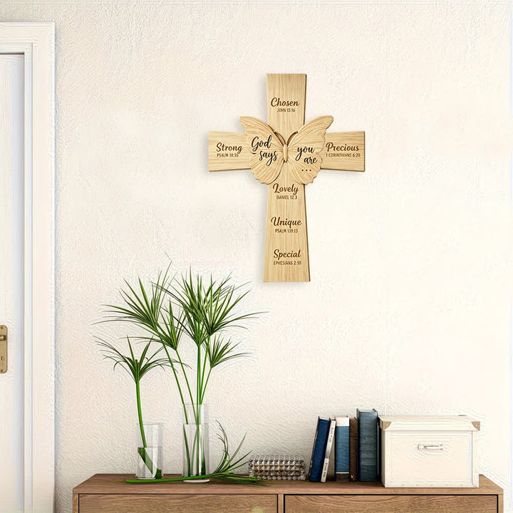 Christianartworkshop Decorazione murale rustica religiosa in legno con la scritta "Dio dice che tu sei" e una farfalla. - image 3