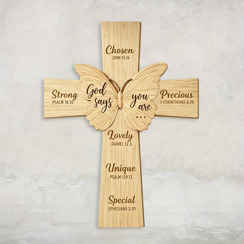 Christianartworkshop Decorazione murale rustica religiosa in legno con la scritta "Dio dice che tu sei" e una farfalla. - 14,96″19,69″0,20″ / 38*50*0,5 cm - image 0