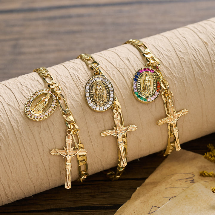 Christianartworkshop Bracciale Figaro Chain con medaglia di Guadalupe, bordo con strass e ciondolo a crocifisso. - image 0