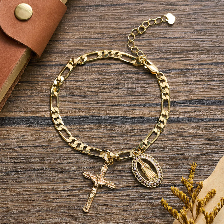 Christianartworkshop Bracciale Figaro Chain con medaglia di Guadalupe, bordo con strass e ciondolo a crocifisso. - Nostra Signora e Crocifisso A - image 1