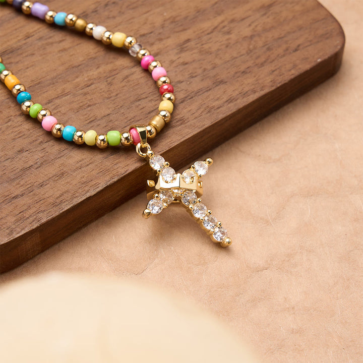 Christianartworkshop Collana con croce a due stili e ciondolo a forma di corona con croce interamente tempestata di zirconi: simbolo di regale grazia divina. - Multicolore - image 4