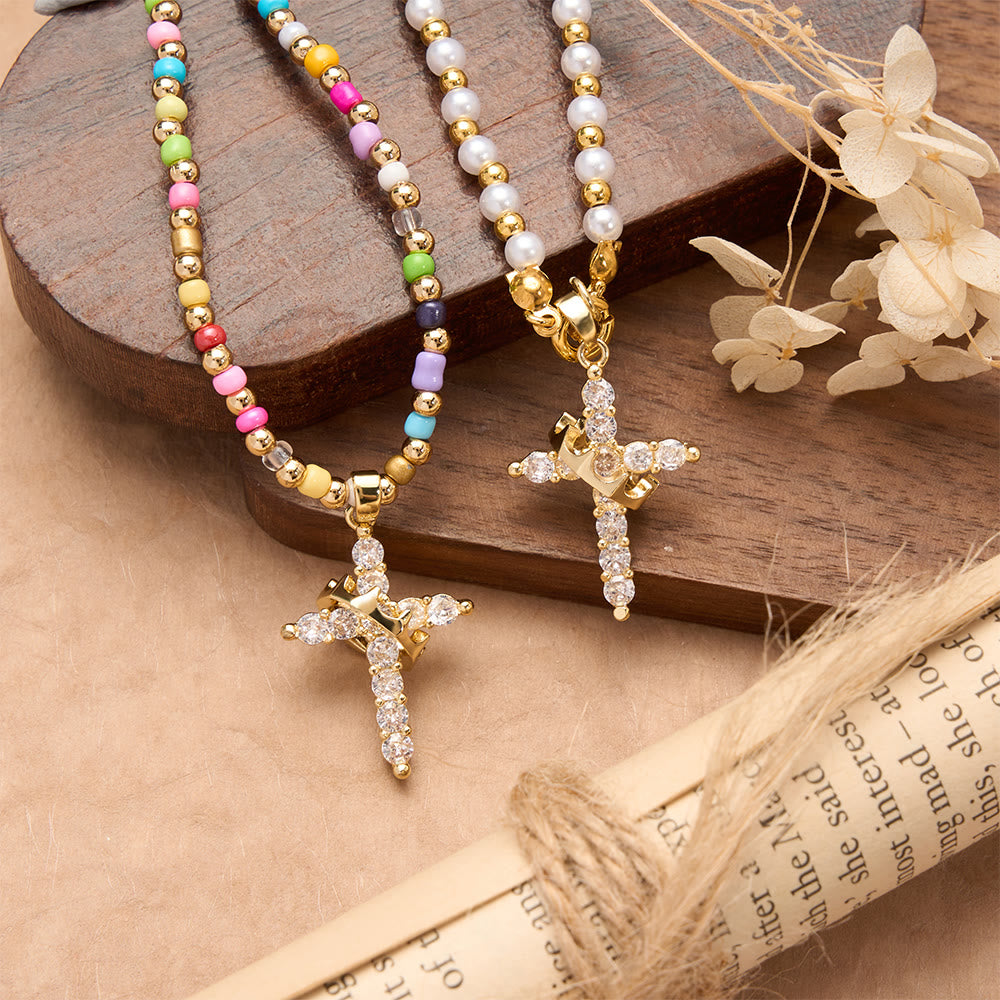 Christianartworkshop Collana con croce a due stili e ciondolo a forma di corona con croce interamente tempestata di zirconi: simbolo di regale grazia divina. - image 1